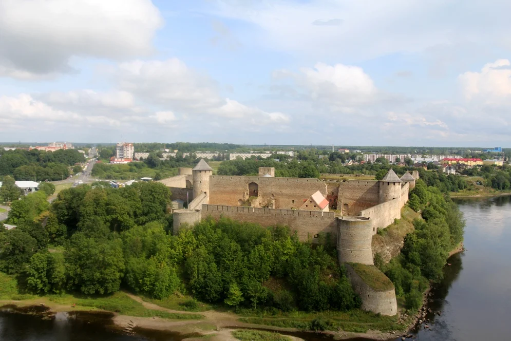 Ивангородская крепость вид с Нарвского замка