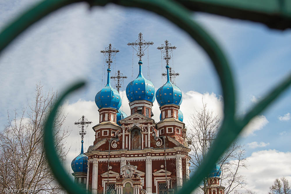 Казанская церковь через ограду
