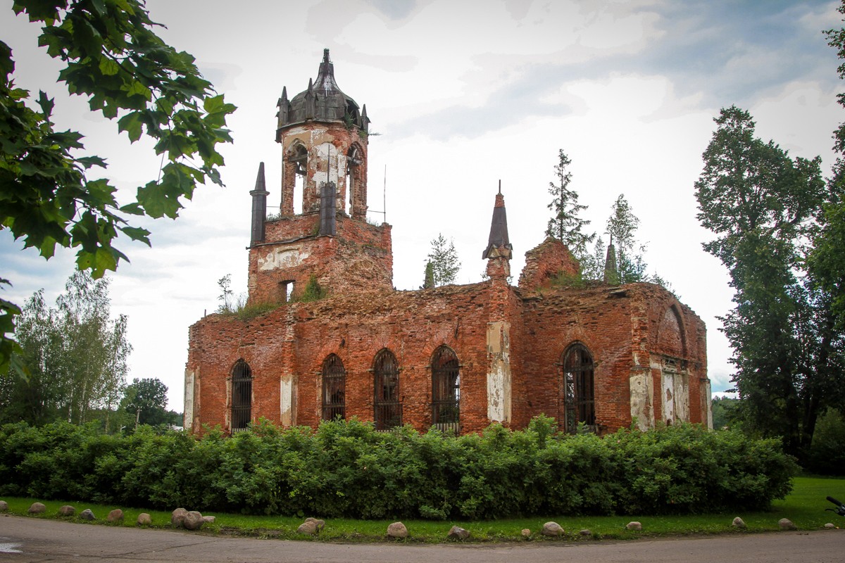 Руины Троицкой церкви в Марьино