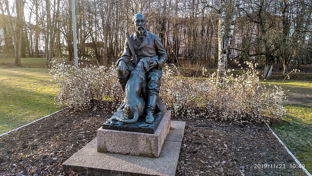Памятник Некрасову с любимой собакой Кадо и охотничьим ружьем.