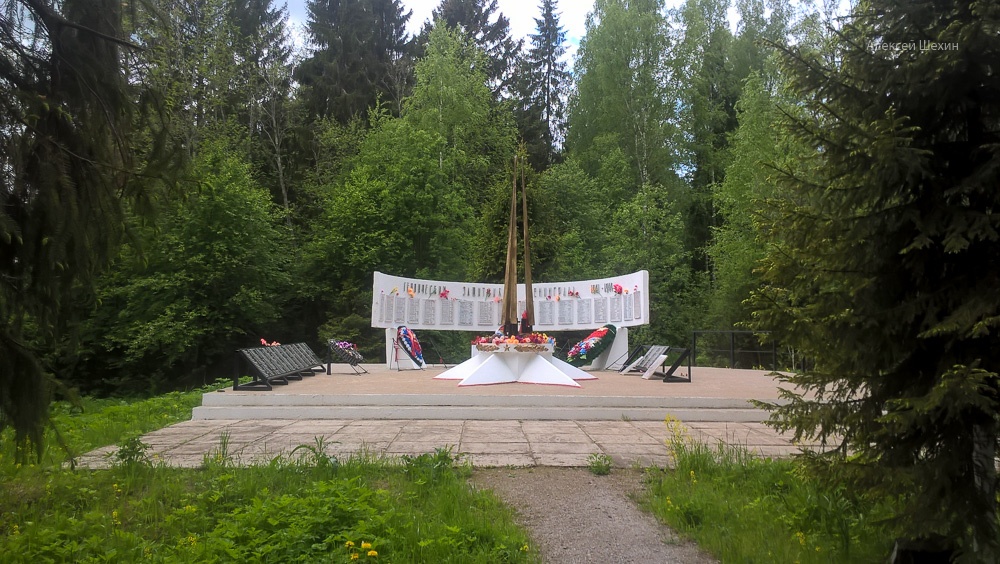 Братская могила советских воинов и ленинградцев