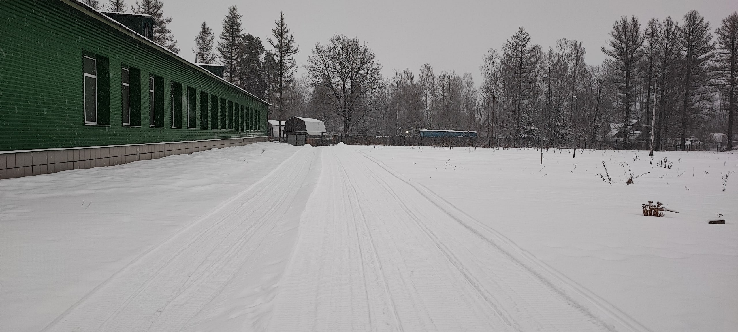 Лыжня возле здания лыжной базы в Шапках в январе 2023