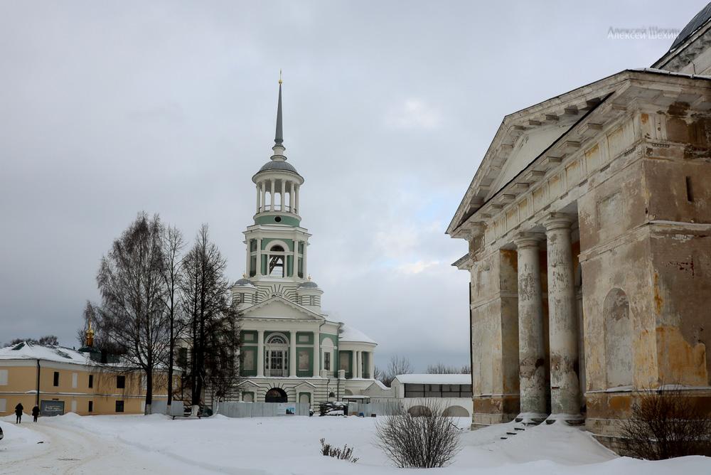 Надвратная колокольня и портик Борисоглебского собора