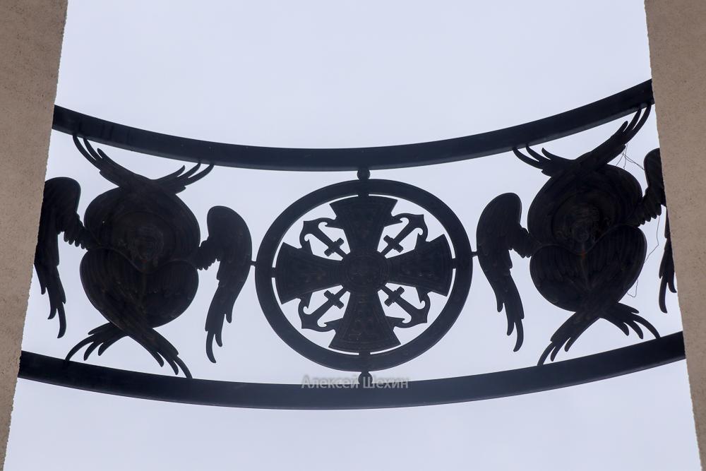 Серафимы и морской крест на часовне Иоана Кронштадского