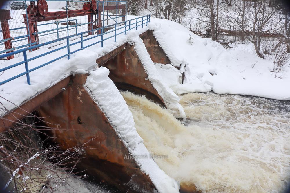 Бурные каскады воды на Белогорской ГЭС