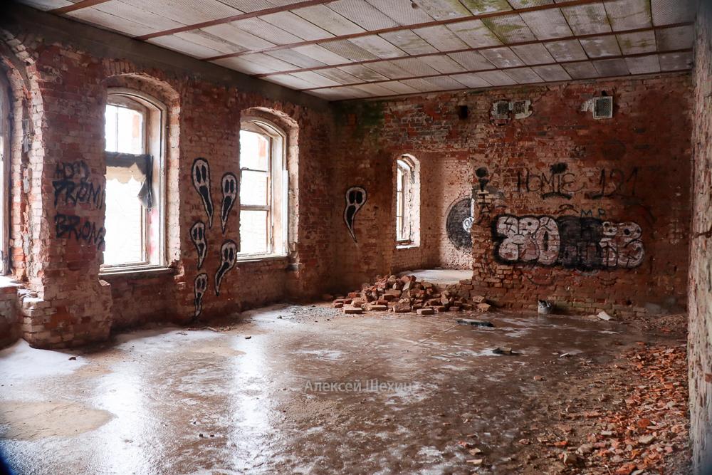 Разрушающиеся залы Белогорской усадьбы