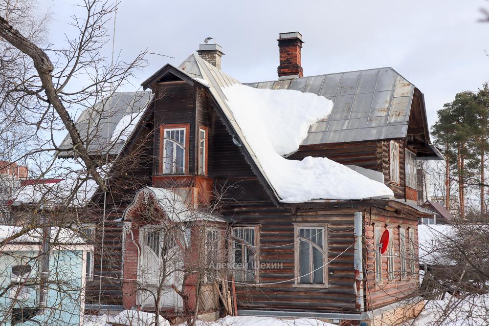 Деревянный купеческий дом возле станции Вырица