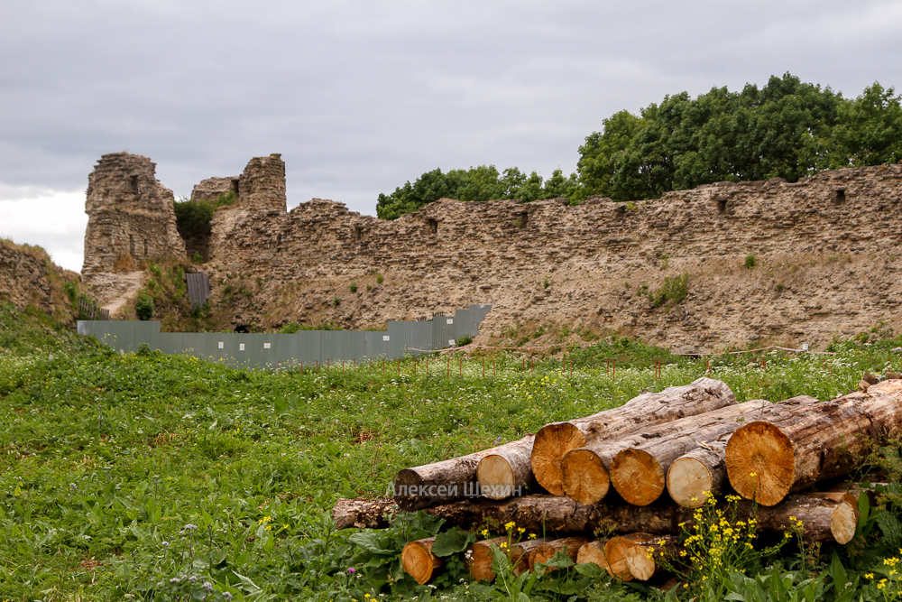Крепость Копорье - разрушенная южная стена