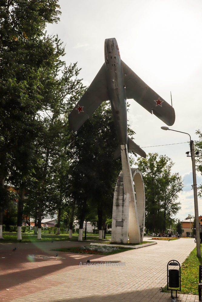 Памятник МИГ-17 в честь летчицы-космонавта Светланы Савицкой