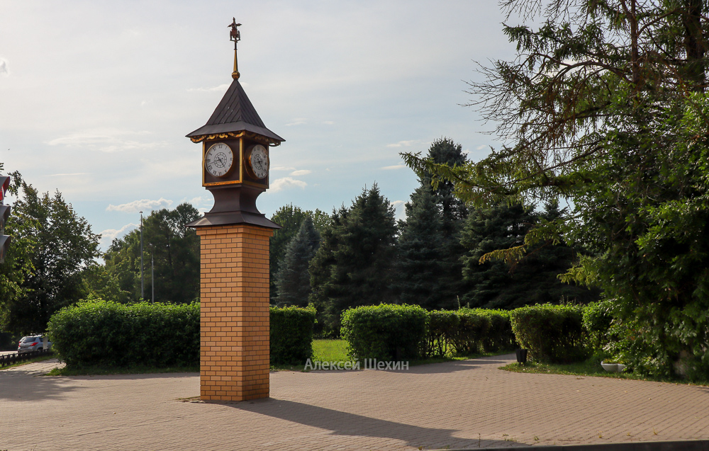 Башня-часы в сквере Ефремова Вязьма