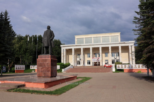 Памятник Ленину и городской дворец культуры на Соборной площади в Вязьме