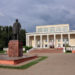 Памятник Ленину и городской дворец культуры на Соборной площади в Вязьме
