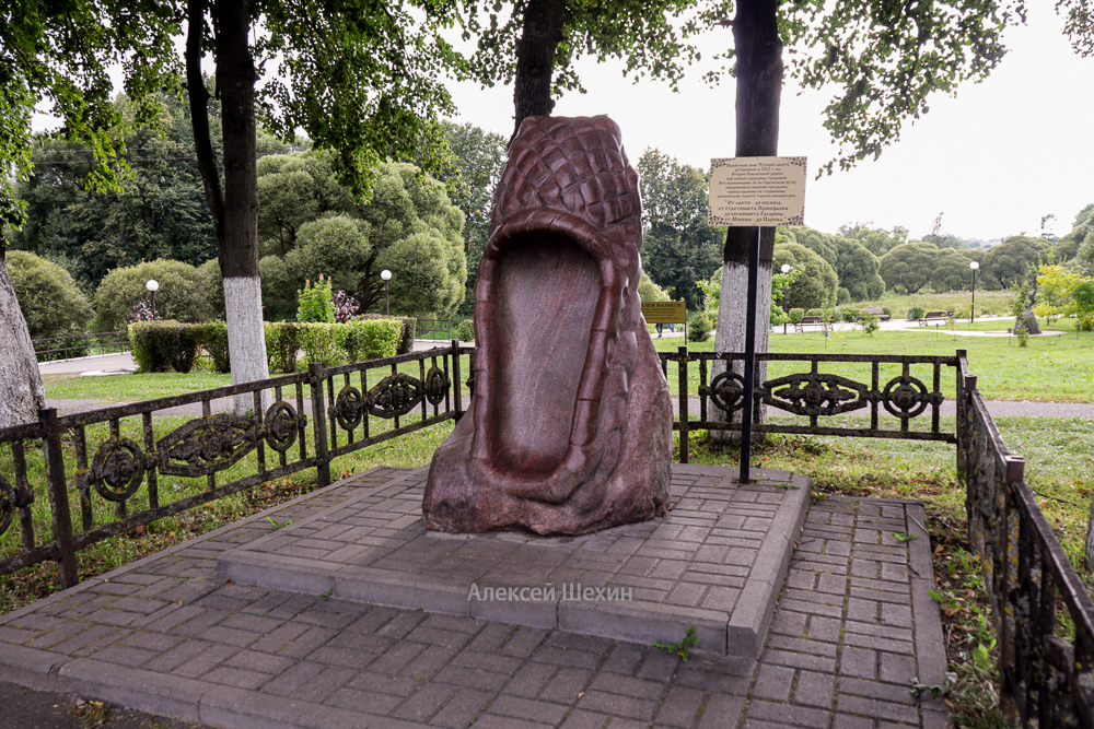 Памятник русскому лаптю в Вязьме