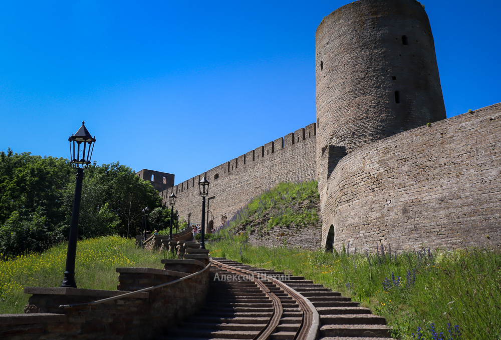 Новодел - лестница ко входу в Ивангородскую крепость
