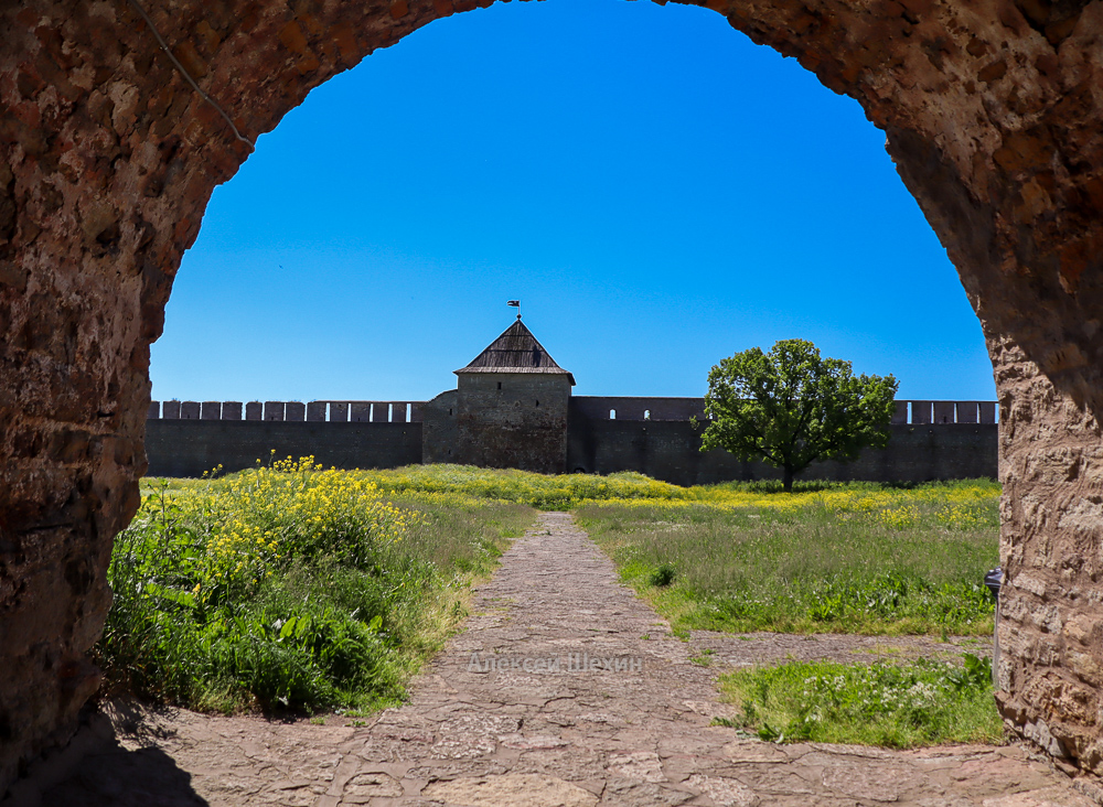 Вид на Широкую башню из арки Набатной башни