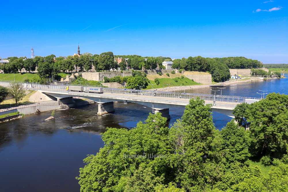 Мост Дружбы - пограничный мост через реку нарва по центру которого проходит государственная граница России и Эстонии