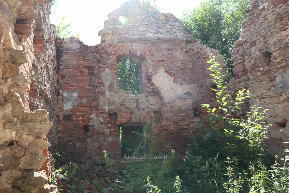 Руины мельницы Штакеншнейдера в Мызе-Ивановке