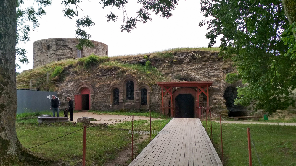Часовня-усыпальница рядом со входом в крепость