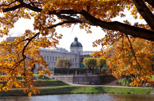 Гатчинский дворец - вид на Арсенальное каре из Дворцового парка