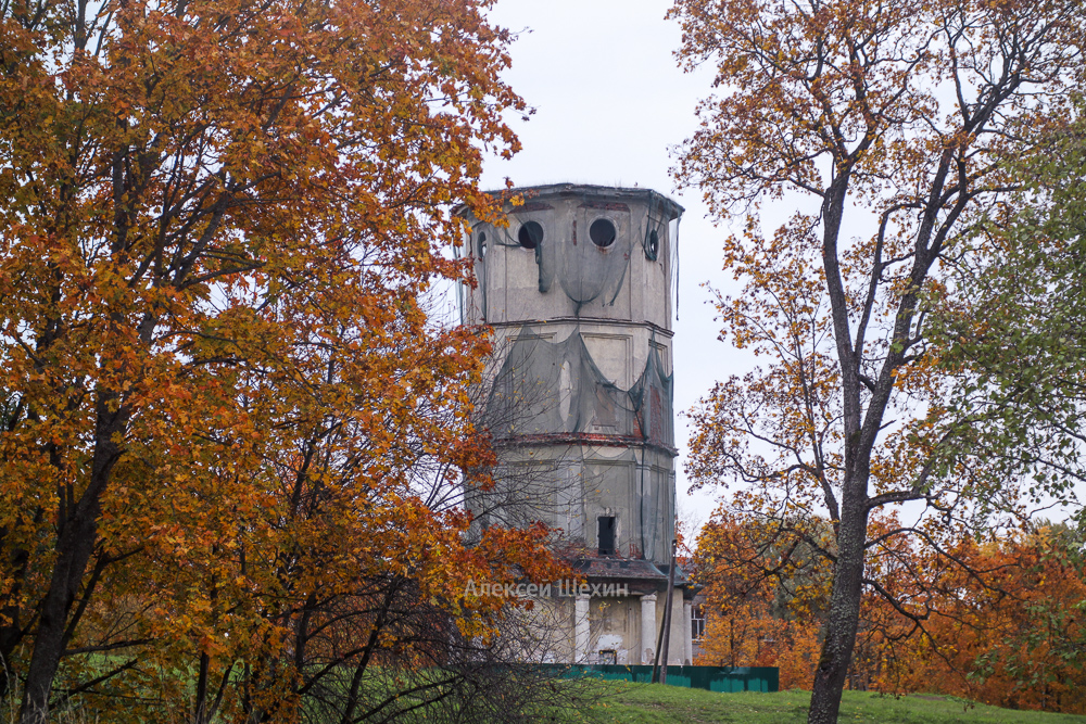Старая водонапорная башня в Приоратском парке Гатчины