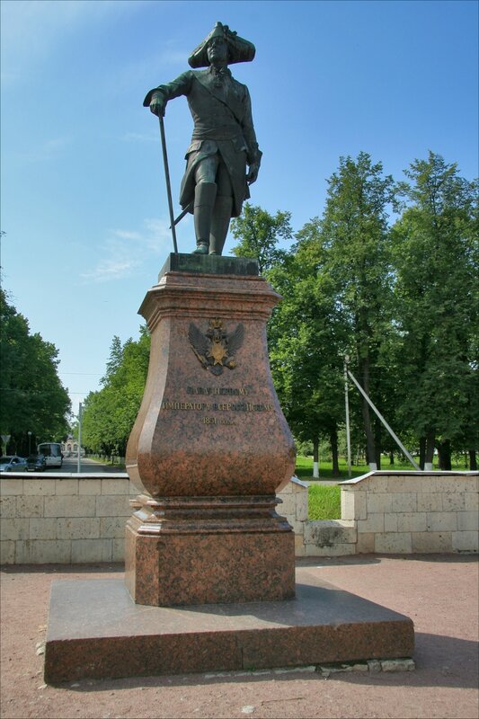 Памятник Павлу I на плацу перед Большим гатчинским дворцом, взято anashina.com