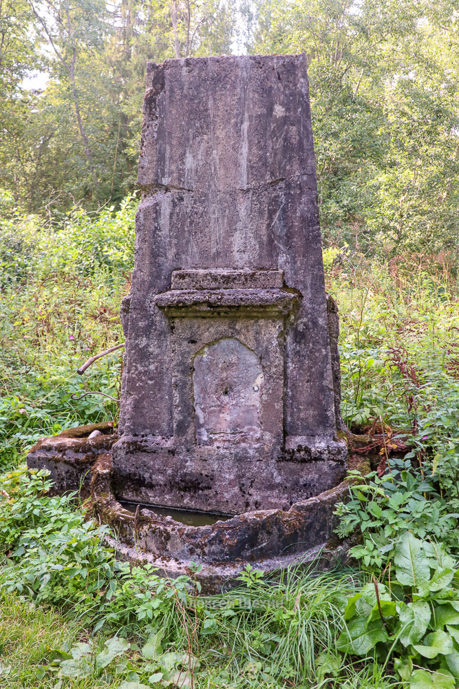 Руины фонтана в усадьбе Заветное