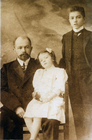Михаил Антонович Токарский с семьёй