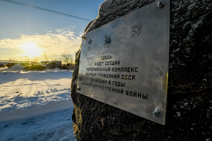 Закладной камень мемориала мирным жителям в годы ВОВ в деревне Зайцево