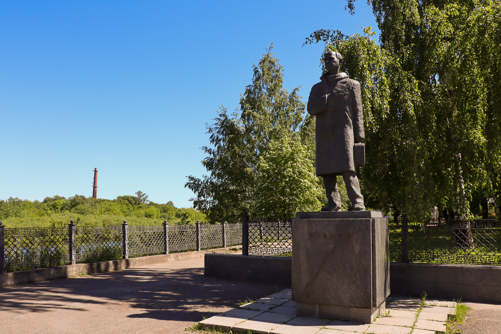 Памятник Рубцовы у Петровского домика на набережной Вологды
